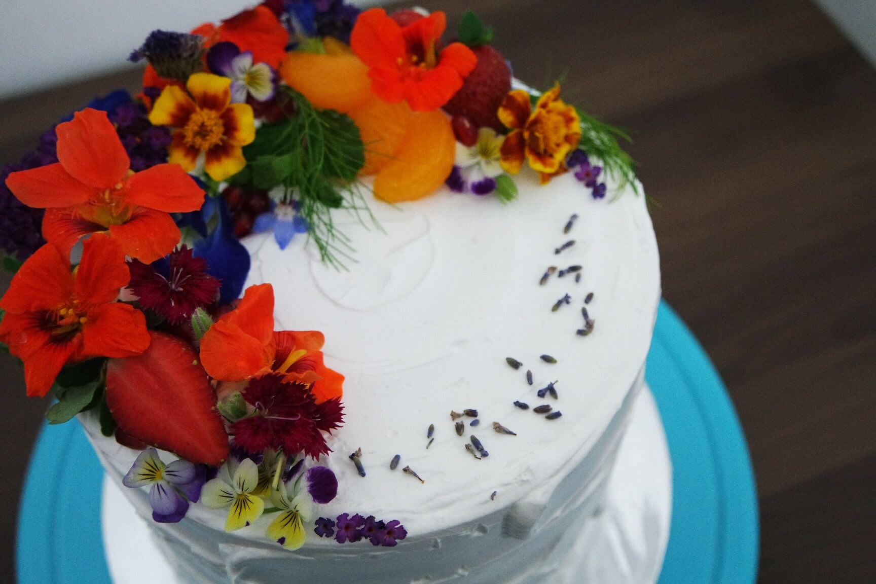 Kue tart dengan hiasan bunga edible flower