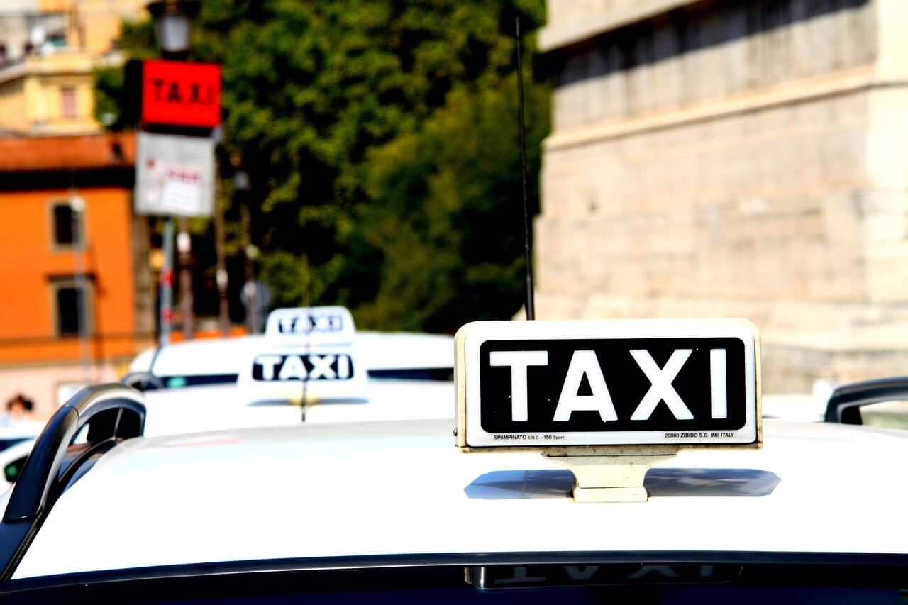 Supir Taksi Mogok Massal, Nasib Grab dan Uber Gimana Ya?